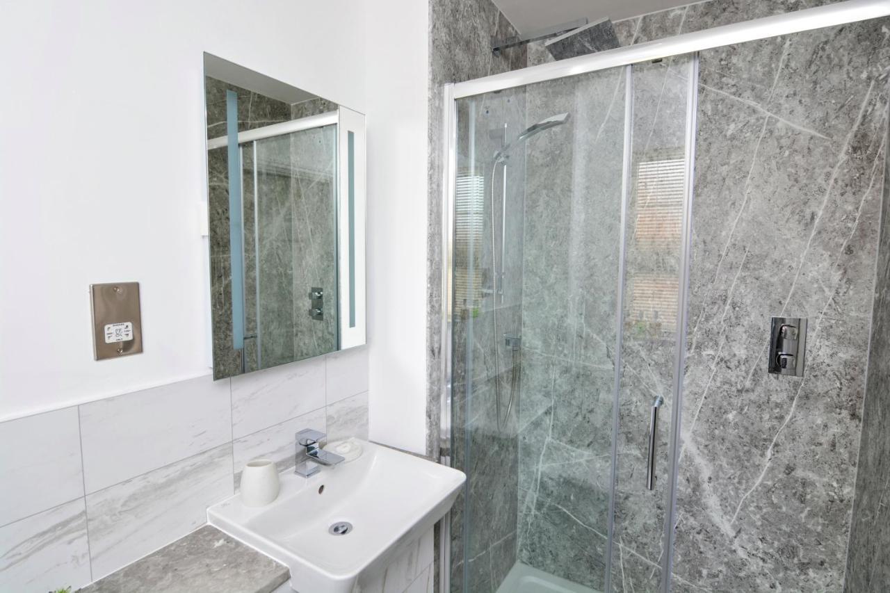מילטון קינס Modern And Spacious Home From Home 1 Mile From M1 - With Netflix, Prime Video, Ps5, Free Parking, Superfast Wifi, Bbq - Sleeps 11 - By Brightleap Apartments מראה חיצוני תמונה